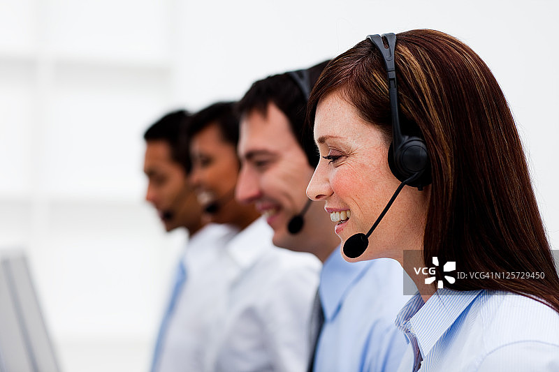 佩戴耳机的客服人员图片素材