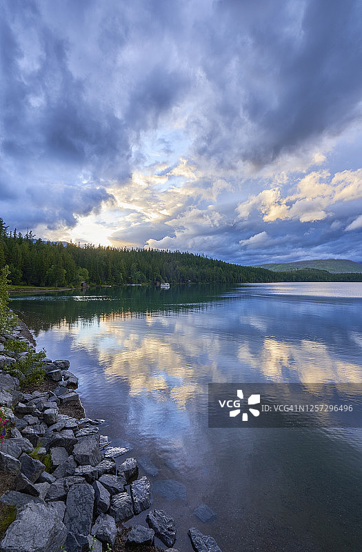 美国蒙大拿州冰川国家公园麦克唐纳湖区夏季日落美景图片素材