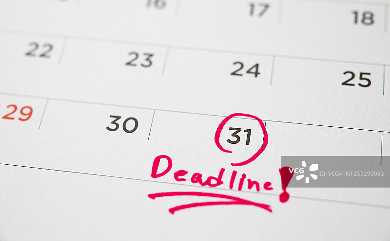 白色日历上书写的截止日期特写图片素材