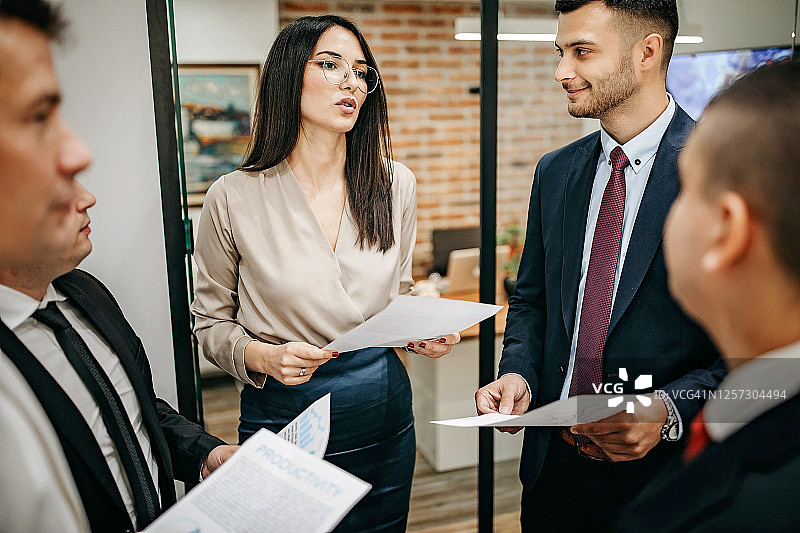 首席执行官在办公室做决定图片素材