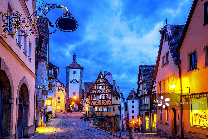 德国巴伐利亚罗滕堡：黄昏时分的普伦莱茵街和西伯斯托城门图片素材