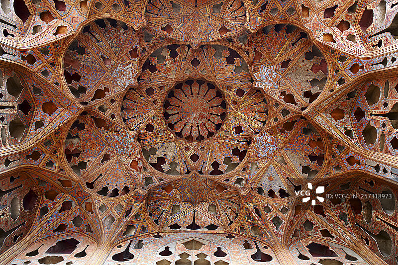 伊朗伊斯法罕阿里卡普宫音乐厅华丽的天花板图片素材