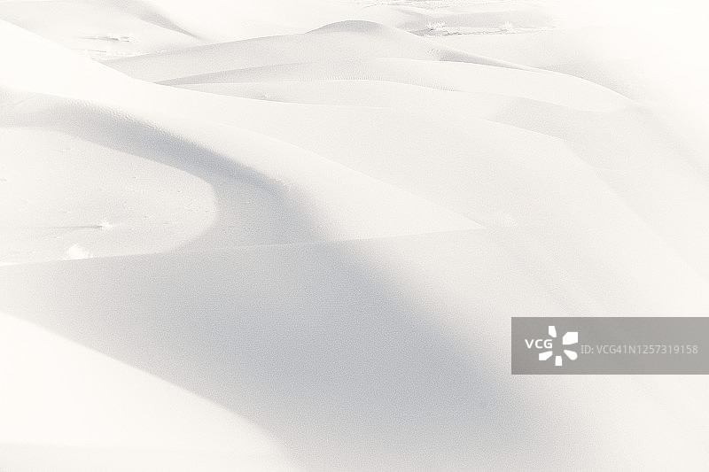 伊朗库姆省纳马克湖盐丘图片素材