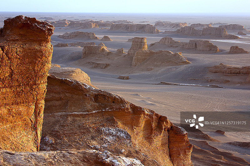 伊朗卢特沙漠的岩层地貌图片素材