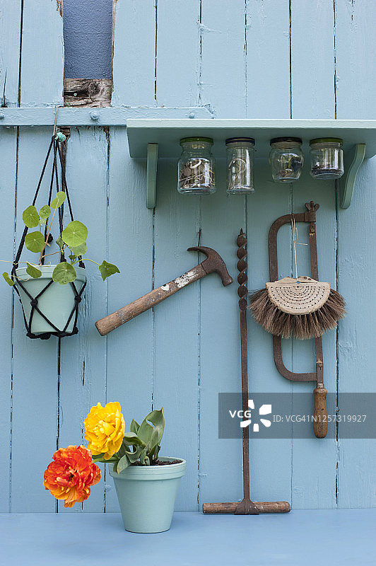 DIY架子下悬挂的各种工具图片素材