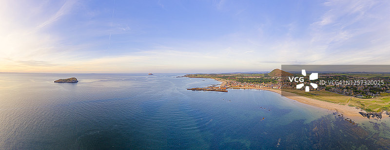 英国苏格兰北贝里克：福斯湾和夏季沿海城镇的无人机景观图片素材