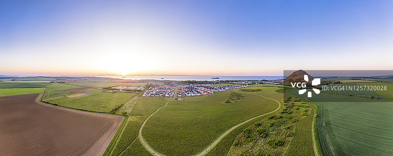 英国苏格兰北贝里克，夏季日落时乡村小镇的航拍全景图图片素材