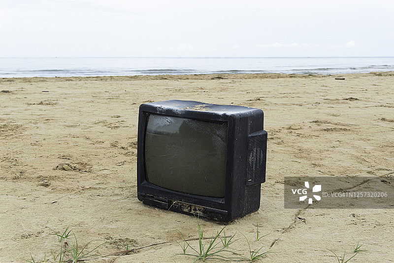 海滩上废弃的电视机图片素材
