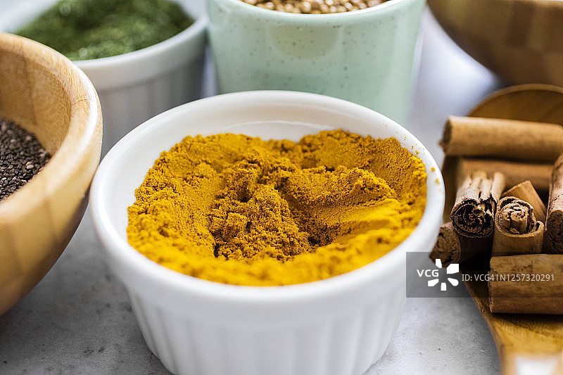 咖喱粉和香料碗图片素材