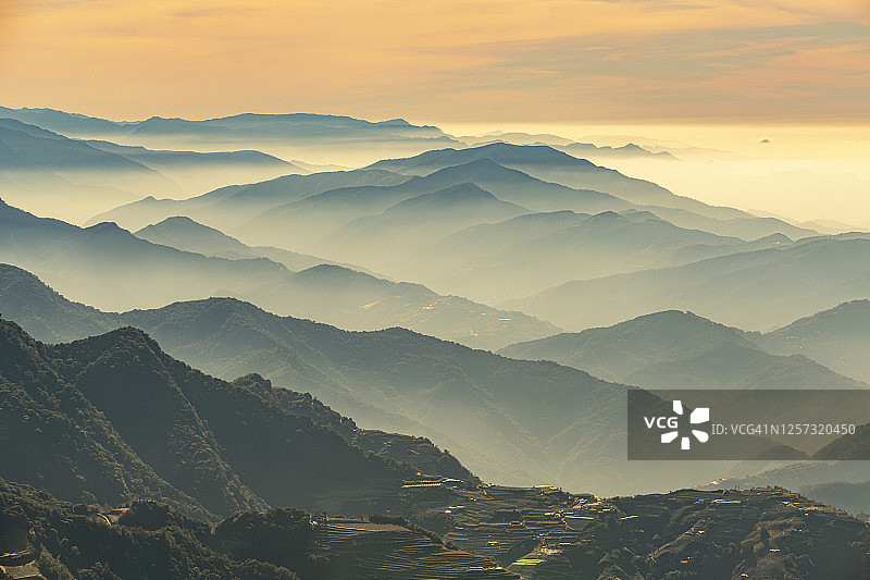 中国台湾南投县，雾气笼罩的黎明山谷图片素材