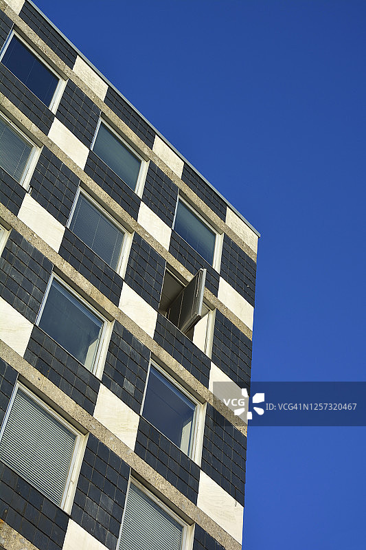 带有单扇开启窗户的公寓楼图片素材