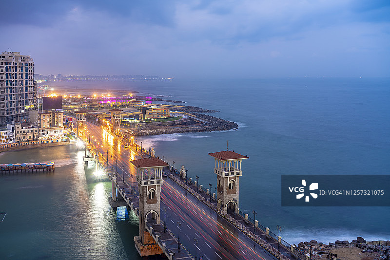 埃及亚历山大：日出时的斯坦利桥图片素材