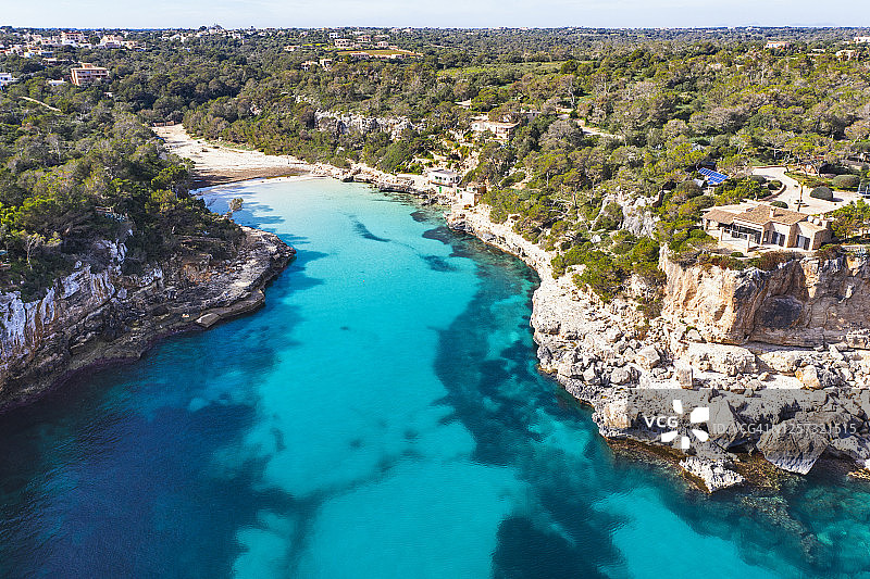 西班牙马略卡岛桑塔尼 Cala Llombards海湾的无人机视角图片素材