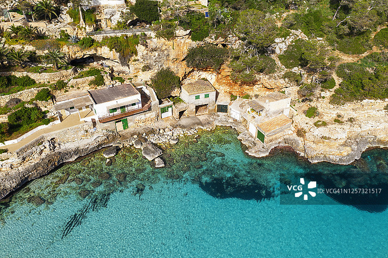 西班牙马略卡岛桑坦伊马略卡岛岩石海岸船坞的无人机视图图片素材