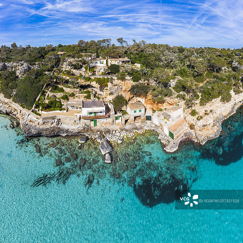 西班牙马略卡岛桑坦伊马略卡岛岩石海岸船坞的无人机视图图片素材