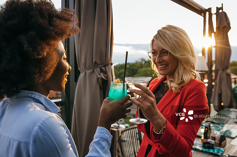 在商务鸡尾酒会上聚会的女人图片素材