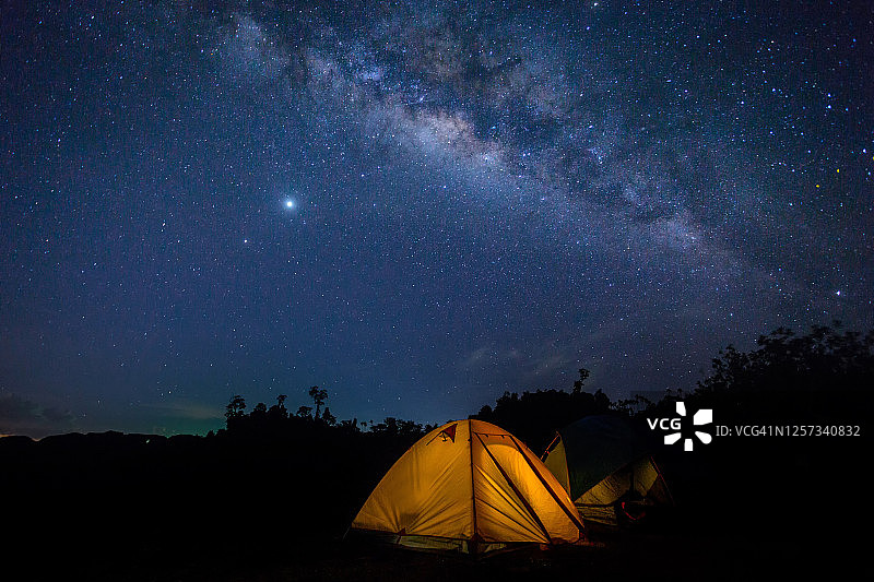 夜晚山上的帐篷露营，银河星空美景图片素材