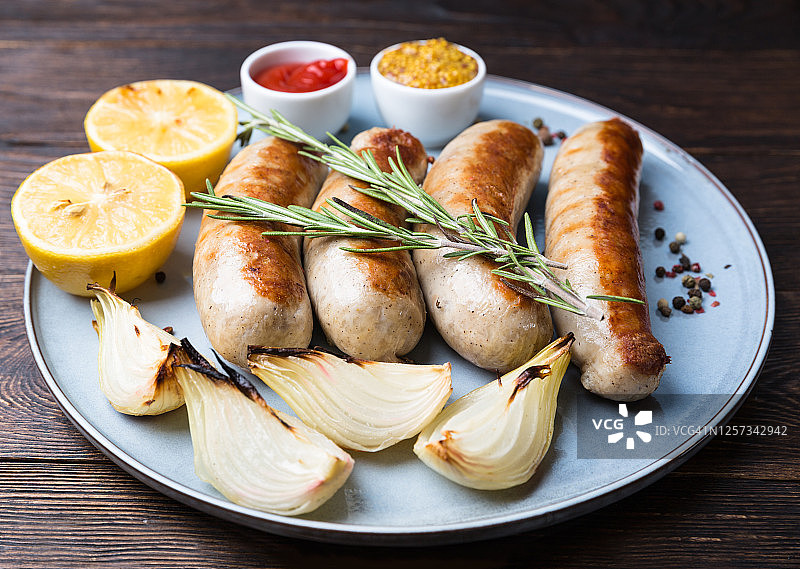 自制香肠与烤蔬菜和香料图片素材