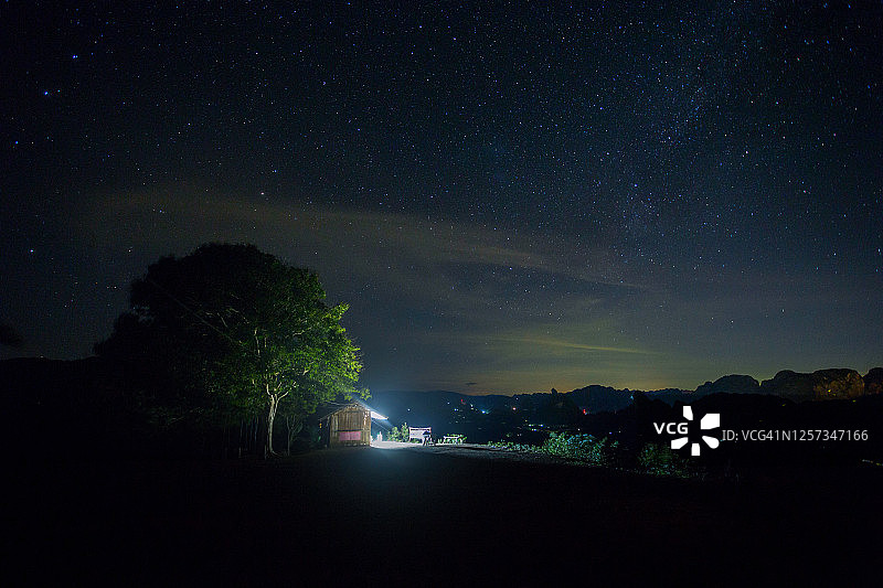 夜晚山间的家，美丽的星空图片素材