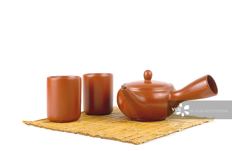 棕色茶壶和茶杯与竹席（留白）图片素材