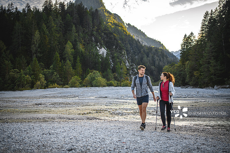 朋友们在斯洛文尼亚克兰jska戈拉附近的河床行走图片素材