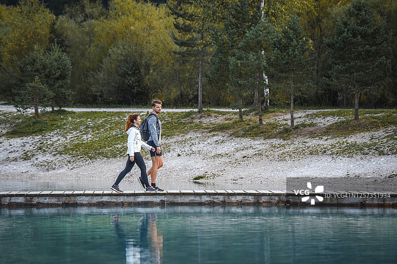 在亚斯娜湖码头徒步的斯洛文尼亚年轻人图片素材