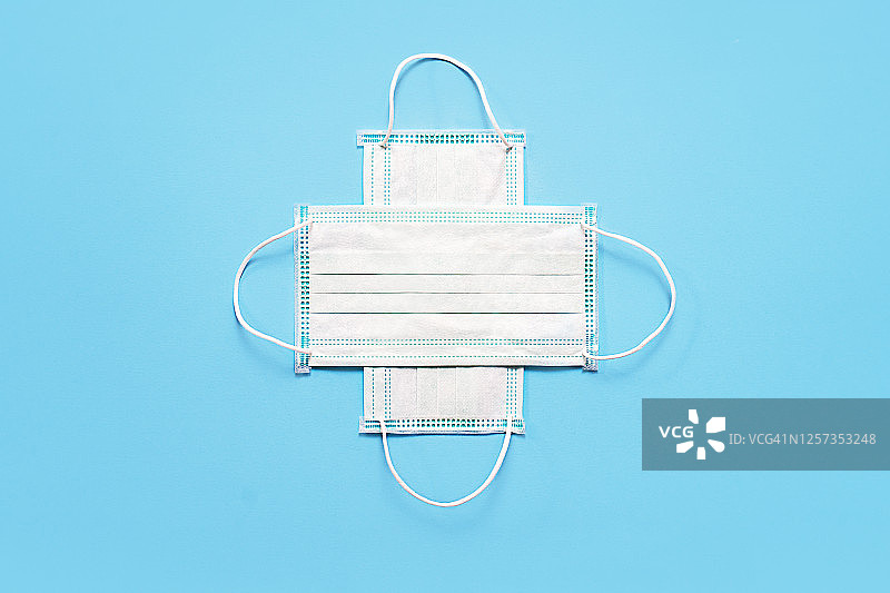 蓝色背景上的医用口罩图片素材