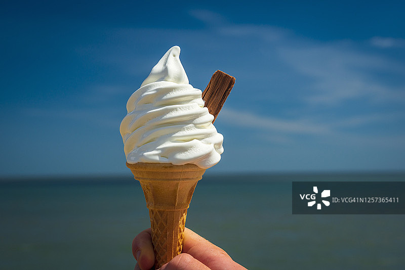 经典海边冰淇淋配巧克力片图片素材