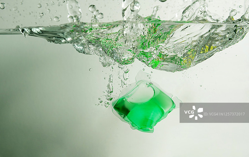 水中飞溅的绿色洗衣液凝珠图片素材