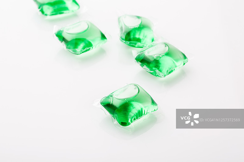绿色液体洗衣液凝珠图片素材