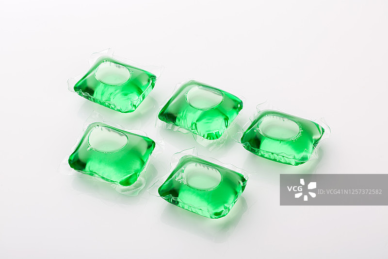 绿色液体洗衣液凝珠图片素材