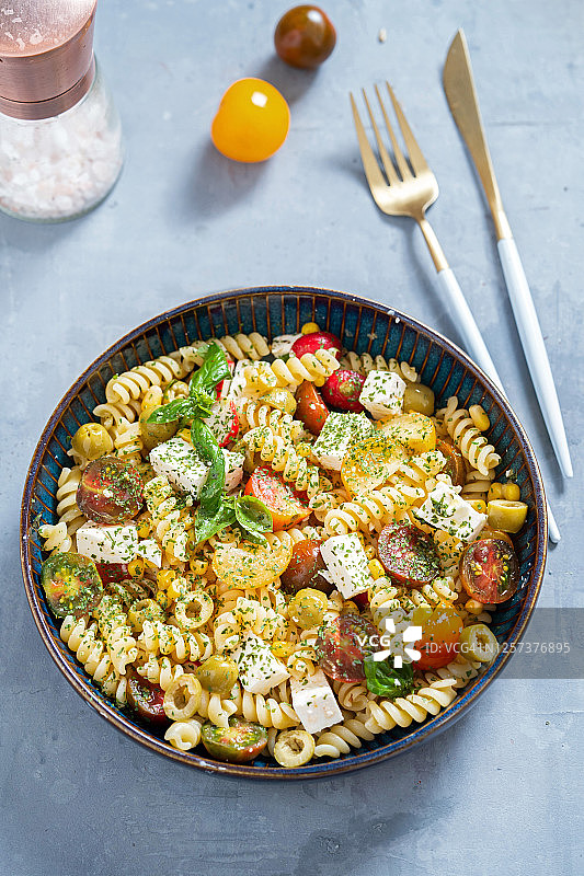 羊乳酪新鲜番茄意面沙拉图片素材