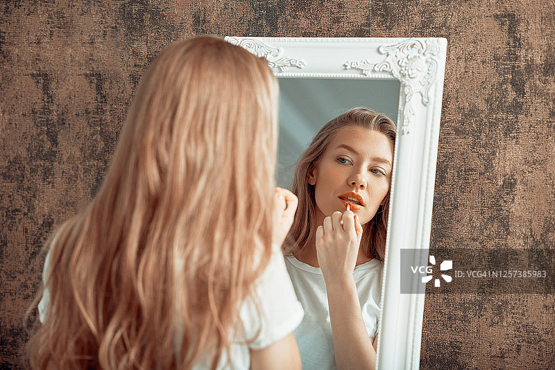 准备中，涂口红图片素材