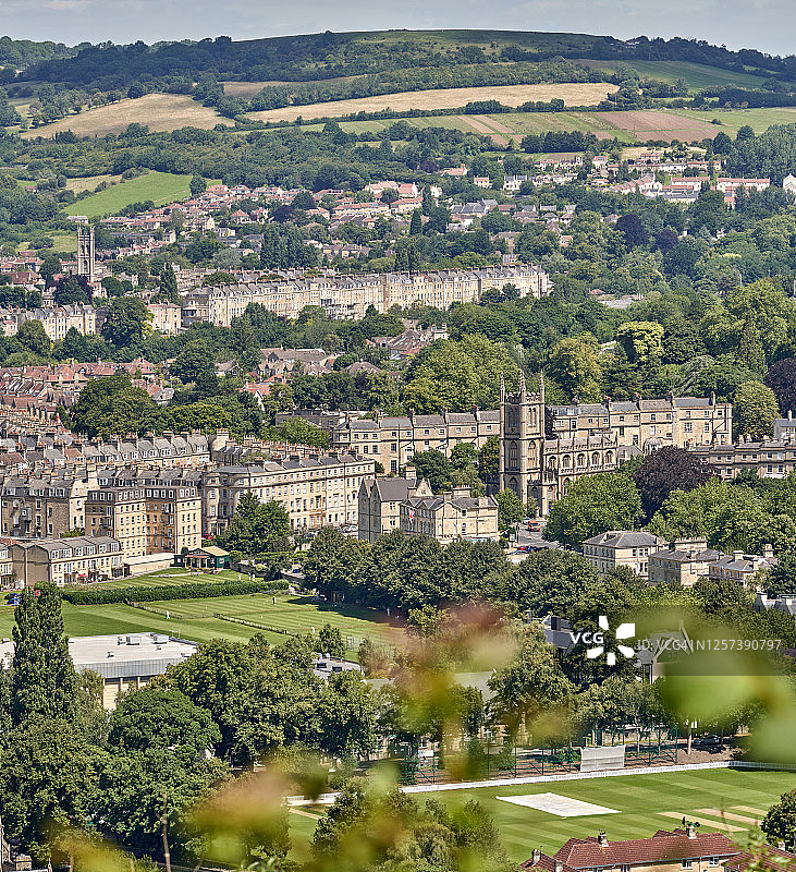 英国巴斯市的屋顶、槌球草坪和板球俱乐部图片素材