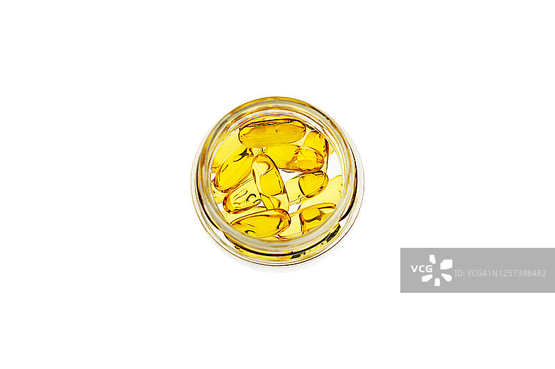 白色背景上分离的含Omega 3和维生素D的鱼油胶囊图片素材