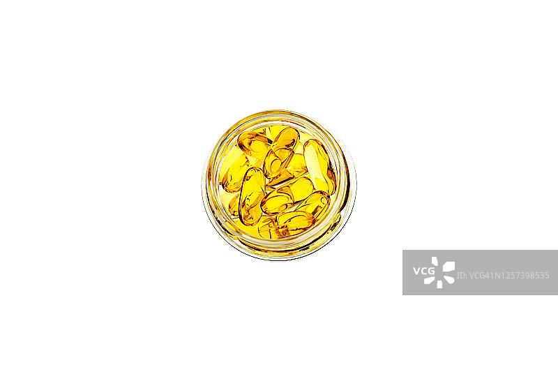 白色背景上分离的含Omega 3和维生素D的鱼油胶囊图片素材