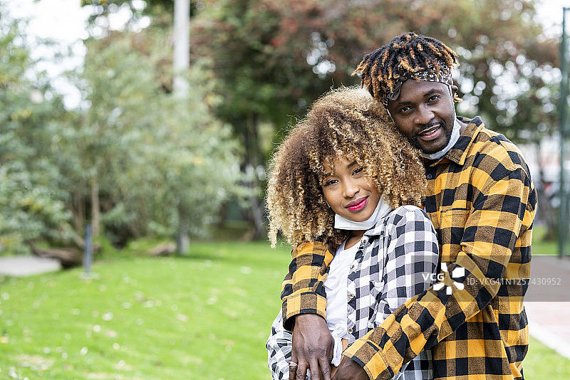 戴着口罩的非洲裔异性恋情侣在公园里图片素材