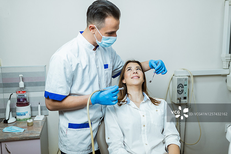 男牙医在诊所检查病人牙齿图片素材