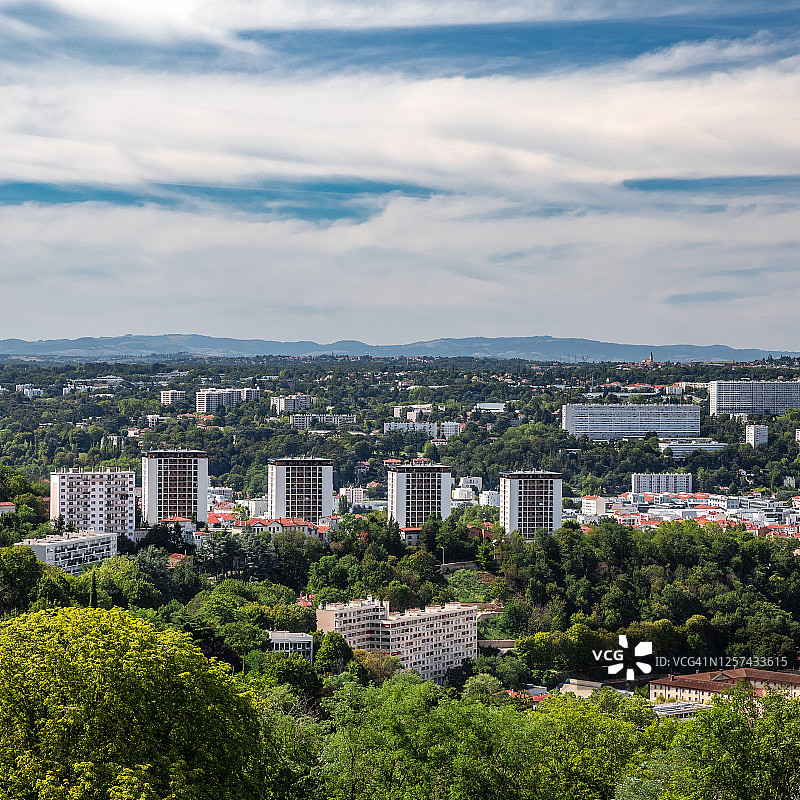 里昂郊区鸟瞰：自然中的摩天大楼和公寓图片素材