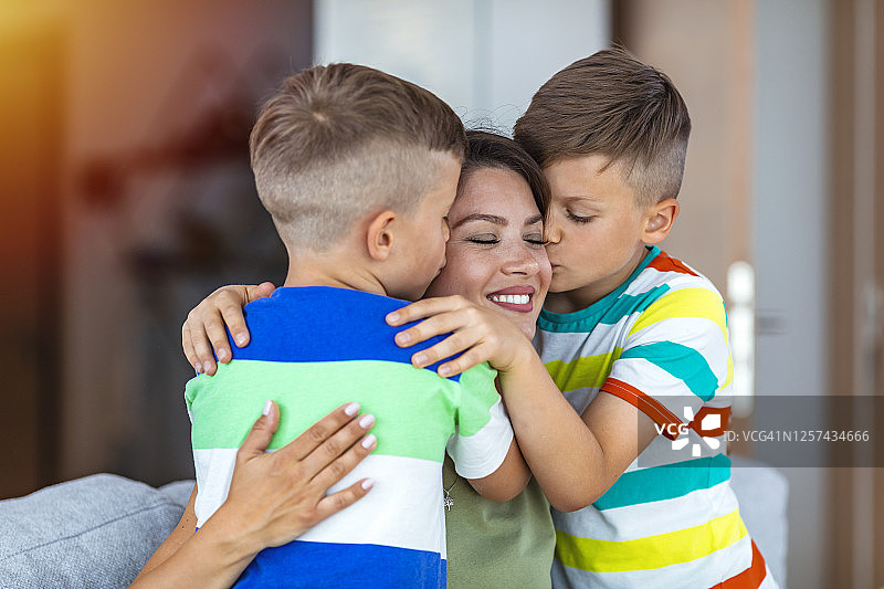 母亲是男孩最好的朋友图片素材