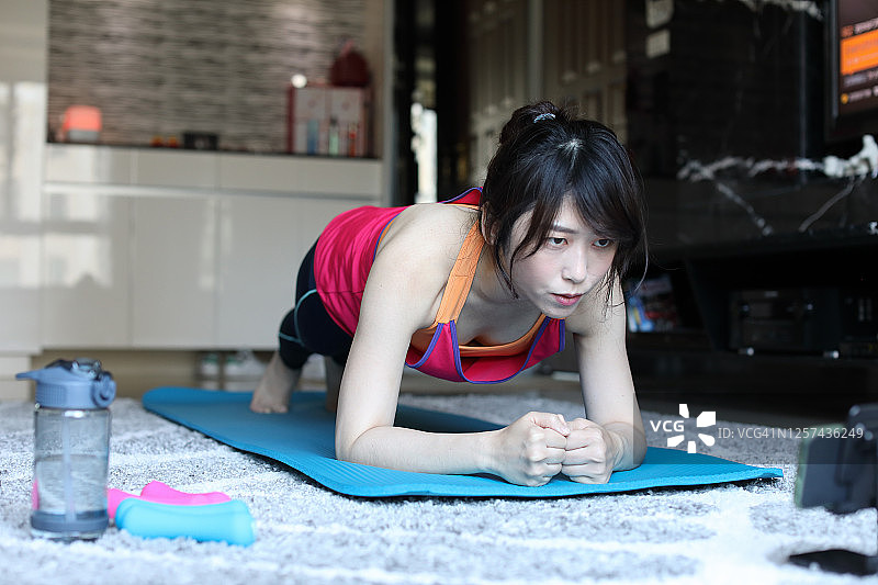 在家视频锻炼图片素材