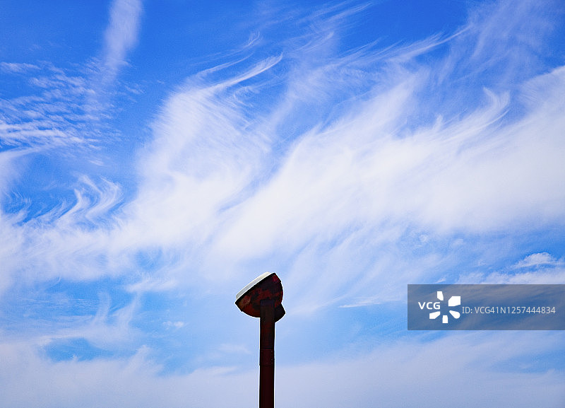 指向天空的探照灯图片素材