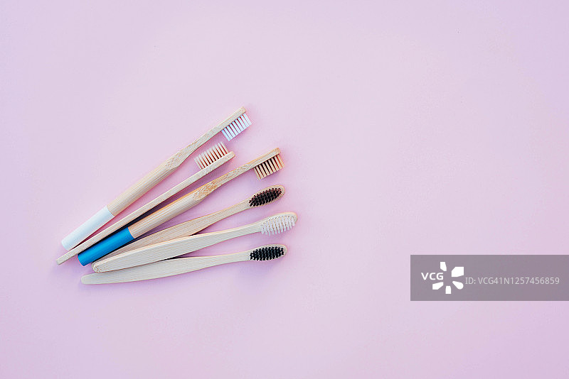 粉色背景上的生态木制牙刷图片素材