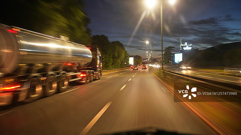 夜间驾驶模糊图片素材