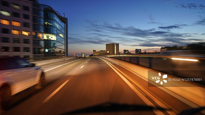 夜间驾驶模糊图片素材