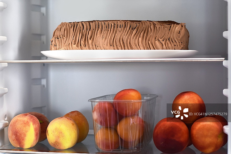 巧克力蛋糕和冰箱里的水果图片素材