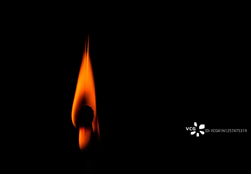 点燃的木制火柴的鲜艳橙色火焰图片素材