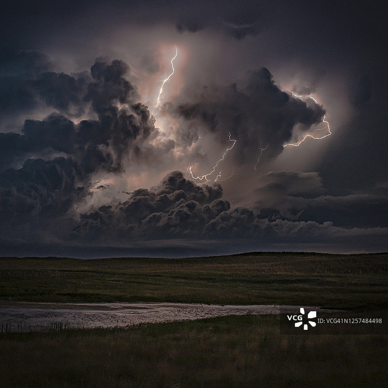 大平原上的闪电图片素材