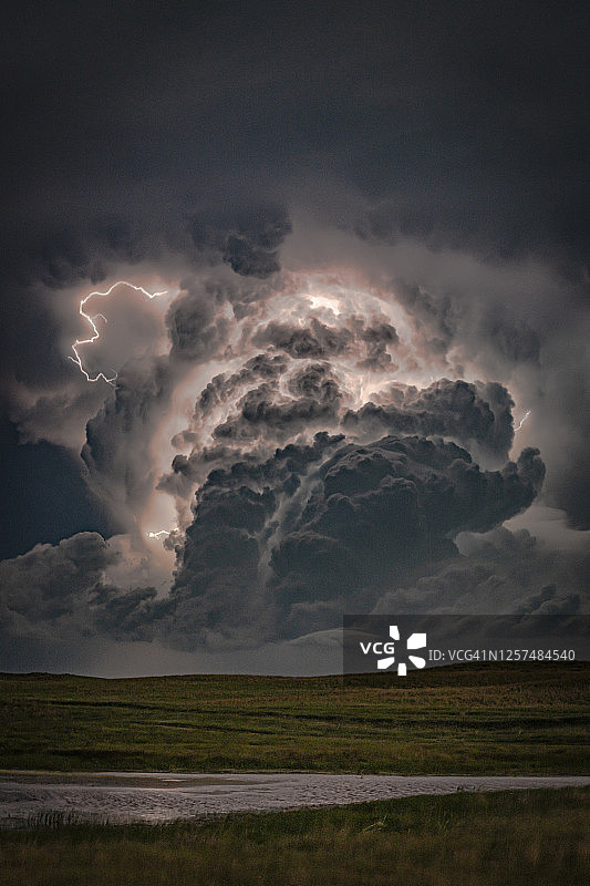 大平原上的闪电图片素材