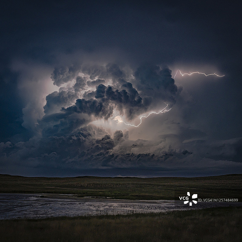 大平原上的闪电图片素材